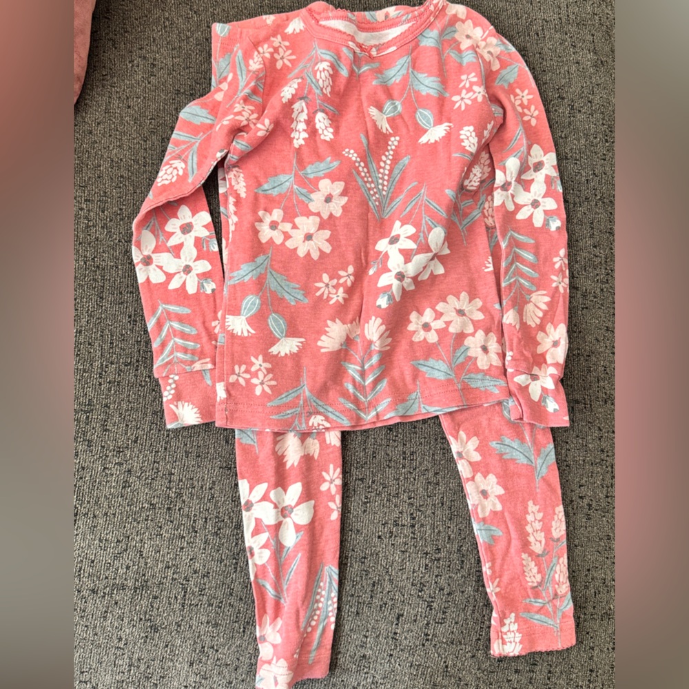Carters. No tags but never worn. Size 5t sleep set